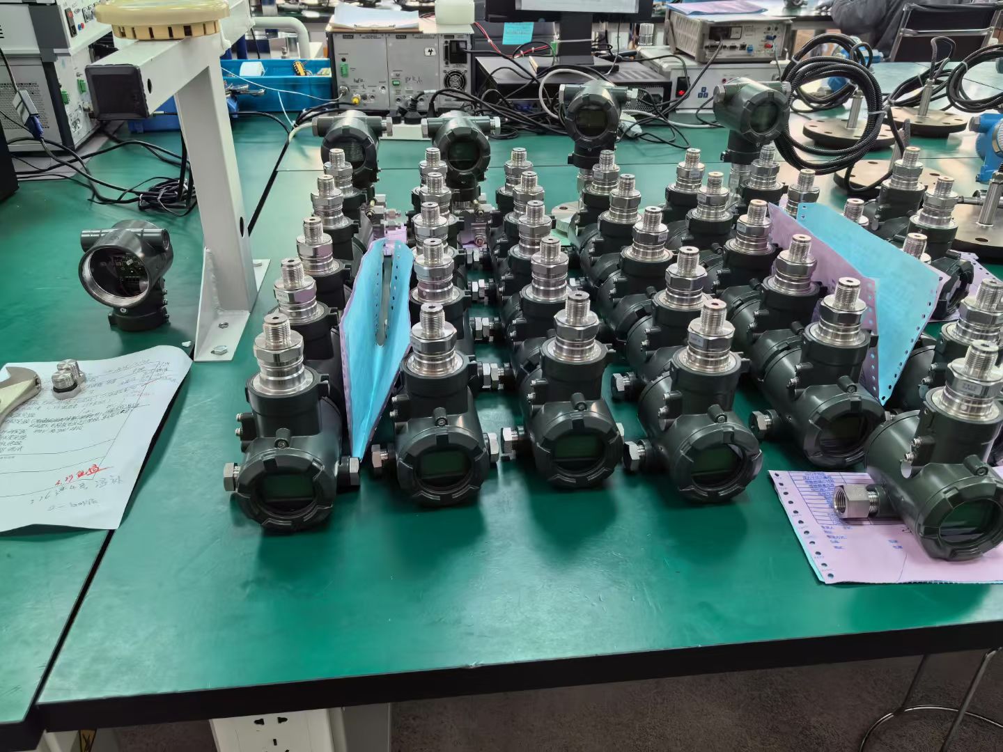 How to ensure the stability of the liquid level gauge under high temperature conditions?